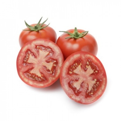 Tomates inteiros e cortados com fundo branco