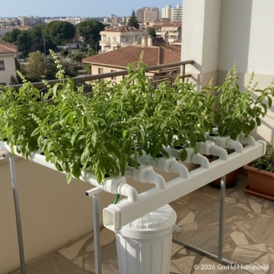 Sistema hidropónico branco com plantas verdes na varanda