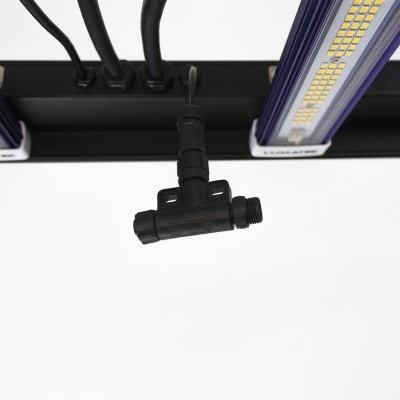 Luz LED com barras azuis e brancas suspensa com cabos e conector preto