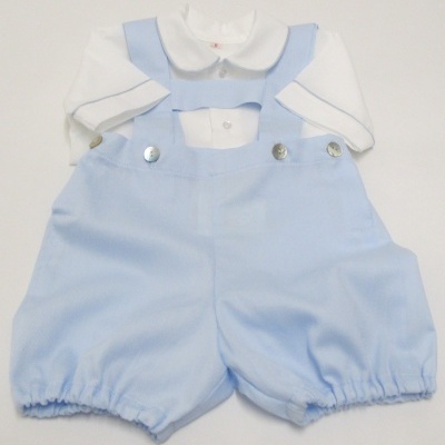 Conjunto de roupa infantil com body branco e jardineira azul clara