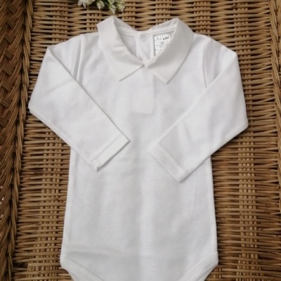 Body branco de bebé com gola e mangas compridas sobre superfície de rattan