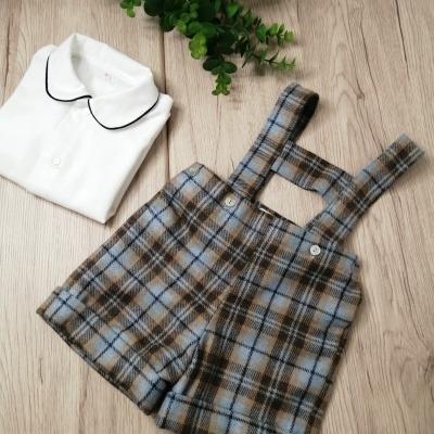 Conjunto infantil com camisa branca e calções xadrez azuis e castanhos