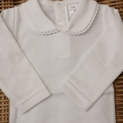 Camisola branca de bebé com gola bordada e mangas compridas