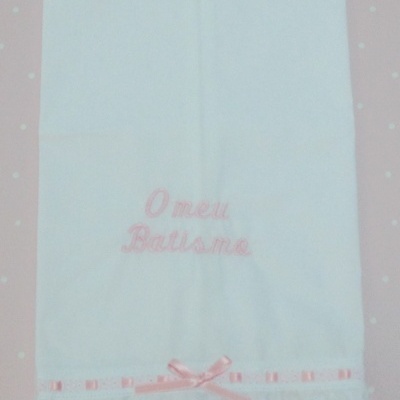 Toalha branca bordada com texto e detalhes cor-de-rosa