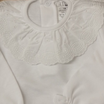 Body branco para bebé com gola bordada e punhos franzidos