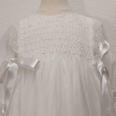 Vestido infantil branco com bordado e laços de cetim