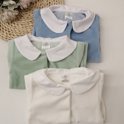 Três bodies de bebé em azul, verde e branco com gola branca