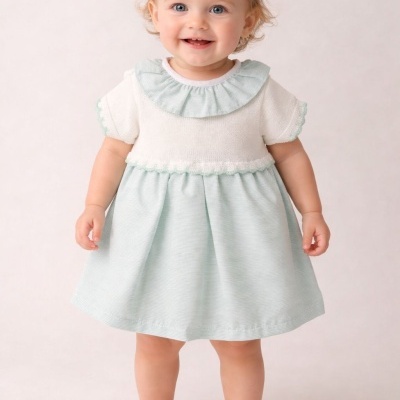 Vestido de bebé branco e azul clara com gola de folhos e textura fina