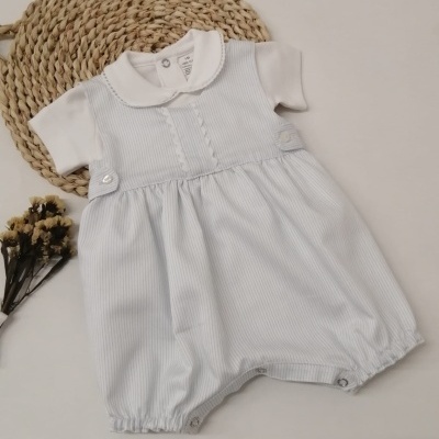 Macacão curto branco com riscas azuis para bebé, decorado com botões, tecido macio e texturizado