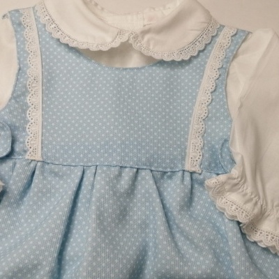 Vestido azul com pontos brancos e camisa branca com renda