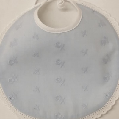 Babete azul claro redondo com flores bordadas e renda branca