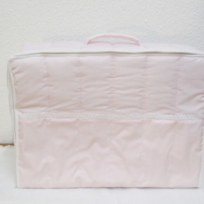 Mala de tecido rosa claro com riscas brancas e pega superior