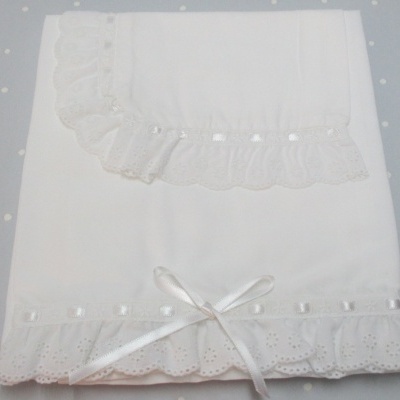 conjunto de roupa de bebé branca com renda bordada e laço branco