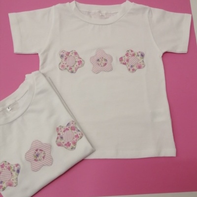 T-shirts brancas com aplicações de estrelas rosas florais