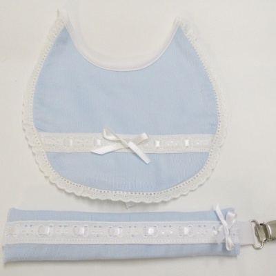 Conjunto bebé com babete azul claro com renda branca e prendedor com clip metálico