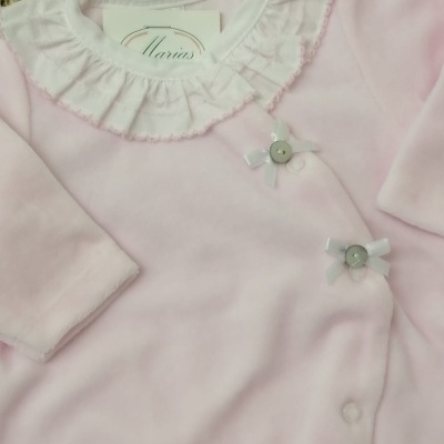 Macacão de bebé rosa claro com gola branca bordada e botões decorativos