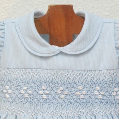 Vestido de criança azul claro com bordado floral e manga bufante