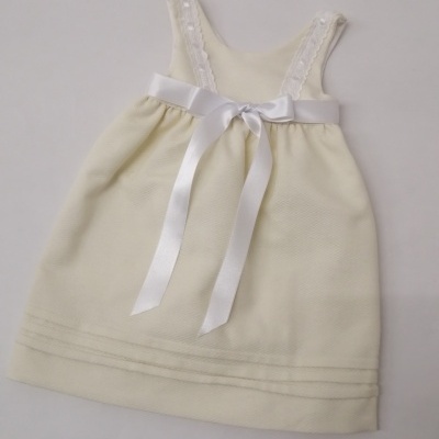 Vestido branco creme para bebé com alças bordadas e laço de cetim branco