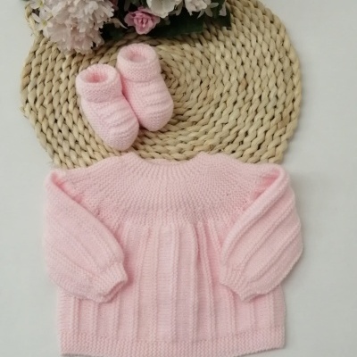 Conjunto de roupa rosa para bebé em malha com botins e camisola com base redonda de corda e flores artificiais