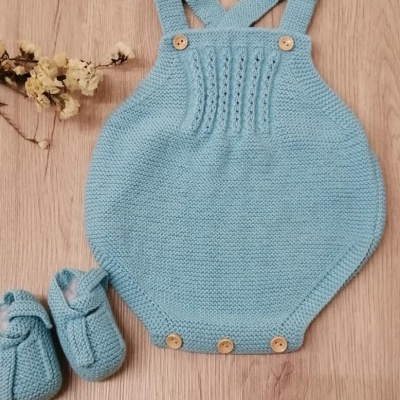 Conjunto de body e sapatinhos de tricô azul claro para bebé com botões de madeira