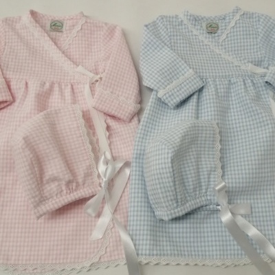 Conjuntos de roupa para bebé rosa e azul com padrão xadrez e toucas combinando