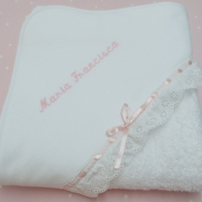 Toalha branca com bordado rosa, renda e laço rosa
