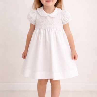 Vestido branco para menina com detalhe bordado rosa e sapatos brancos