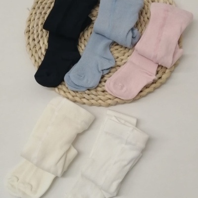 Cinco pares de collants de bebé em várias cores sobre base trançada redonda