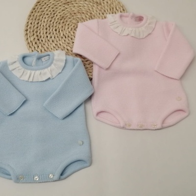 Dois bodys de bebé em malha, um azul claro e outro rosa claro, com gola branca franzida