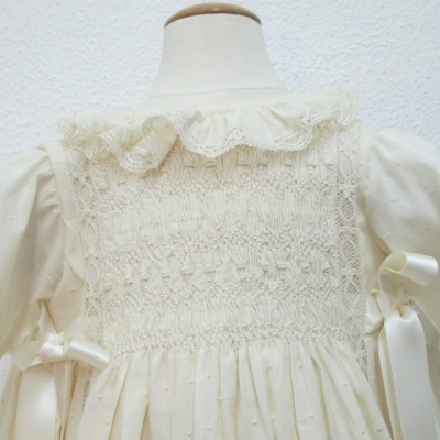 Vestido infantil branco com detalhes em renda e fita de cetim