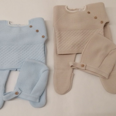 Conjuntos de roupa de bebé tricotada azul claro e bege com botões