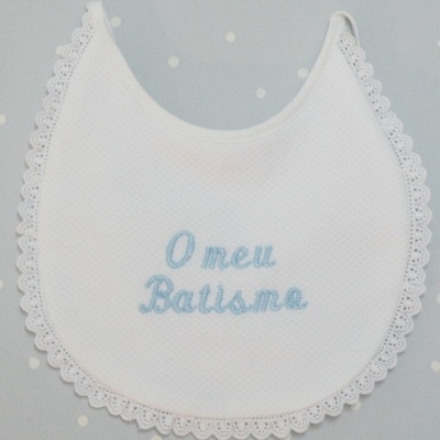 Babete branco com bordado azul e renda branca decorativa
