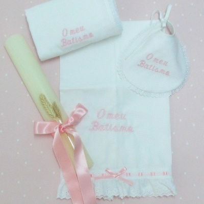 Conjunto de batismo com toalha, babete e vela decorados em rosa
