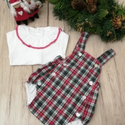 Roupa de bebé xadrez vermelho e body branco com decoração vermelha