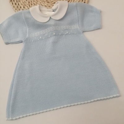vestido de bebé azul claro com gola branca e detalhes decorativos