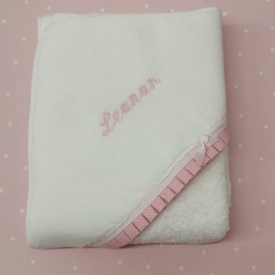 Fralda branca com bordado do nome Leonas e detalhes rosa