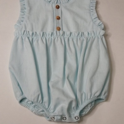 Body de bebé azul claro com botões e folhos