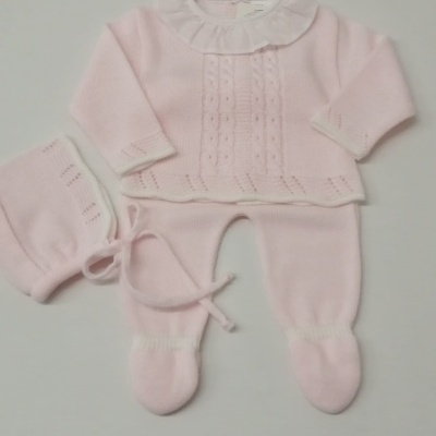 Roupa de bebê cor-de-rosa com camisa de malha, calças com pés fechados e gorro combinando