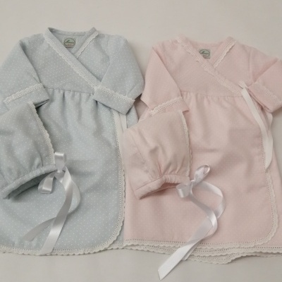 Conjuntos de roupa de bebé em azul claro e rosa com gorros e detalhes em renda e fita branca