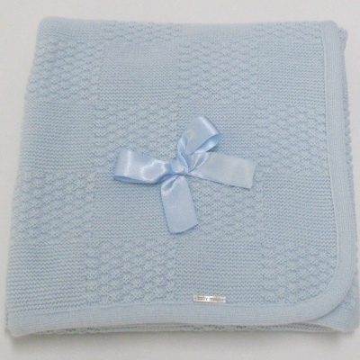 Manta de bebé azul clara com fita de cetim e textura em xadrez