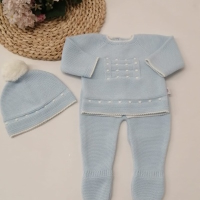 Conjunto de roupa de bebé azul claro em malha com camisola, calças e gorro com pompom branco