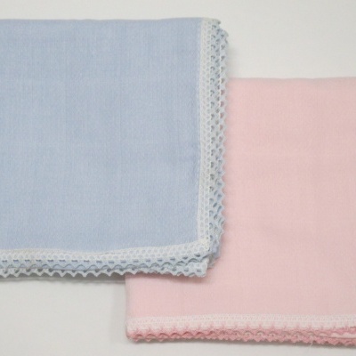 Dois panos de algodão azul claro e rosa claro com acabamento em renda branca