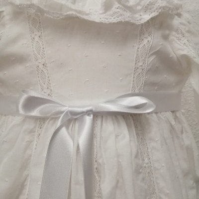 Vestido infantil branco com renda, laço de fita brilhante e gola babada