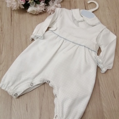 Macacão de bebé branco com padrão de pontos pequenos e gola com renda