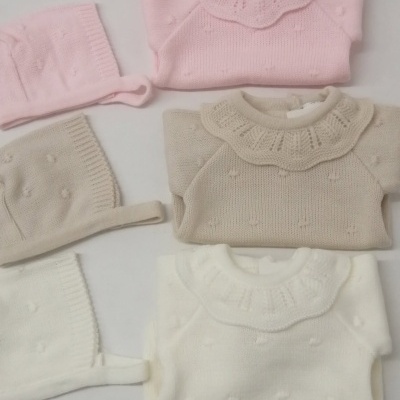 Conjunto de casacos e gorros de bebé em malha nas cores rosa, bege e branco