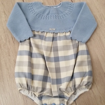 Macacão de bebé azul com parte de baixo xadrez azul e branco