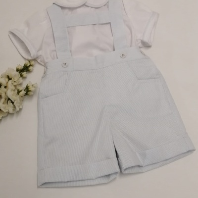 Macacão curto azul claro às riscas finas com body branco de manga curta