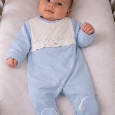 Macacão de bebé azul claro com painel branco e fechos brancos