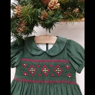 Vestido verde infantil com bordados coloridos e colarinho redondo