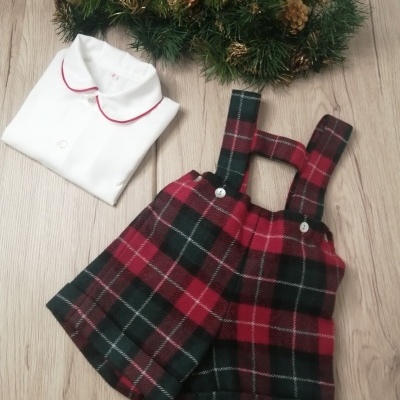 Conjunto de roupa de bebé com camisa branca e calções xadrez vermelho e verde